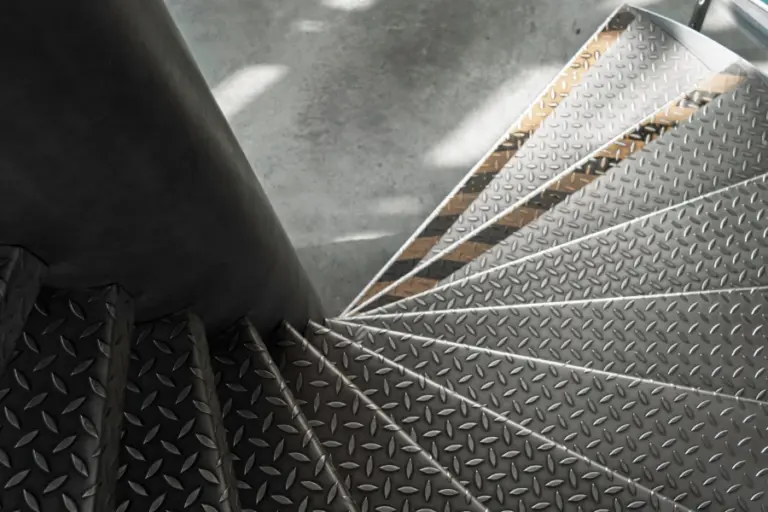 Elegante Metalltreppe, umgeben von einem ansprechenden Geländerdesign
